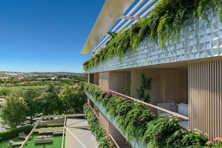 Varanda de um apartamento com vegetação na fachada